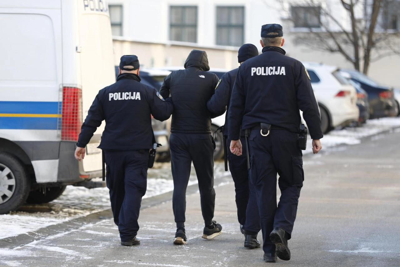 Strava u Zagrebu: Hodao gol po ulici i sjekirom razbijao aute, u kući mu pronašli tijelo žene